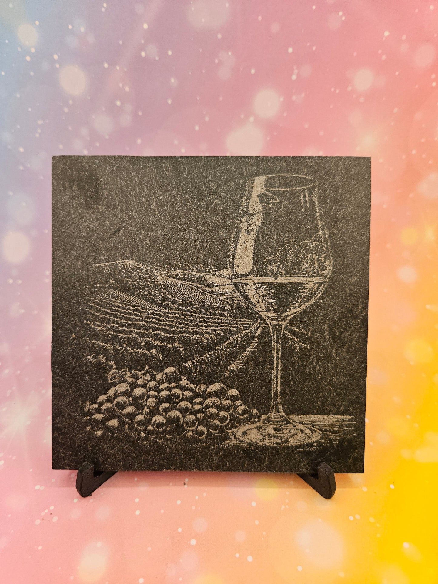 Elegante Schieferplatte mit Weinmotiv – Lasergraviert | Stilvolle Deko & Geschenkidee