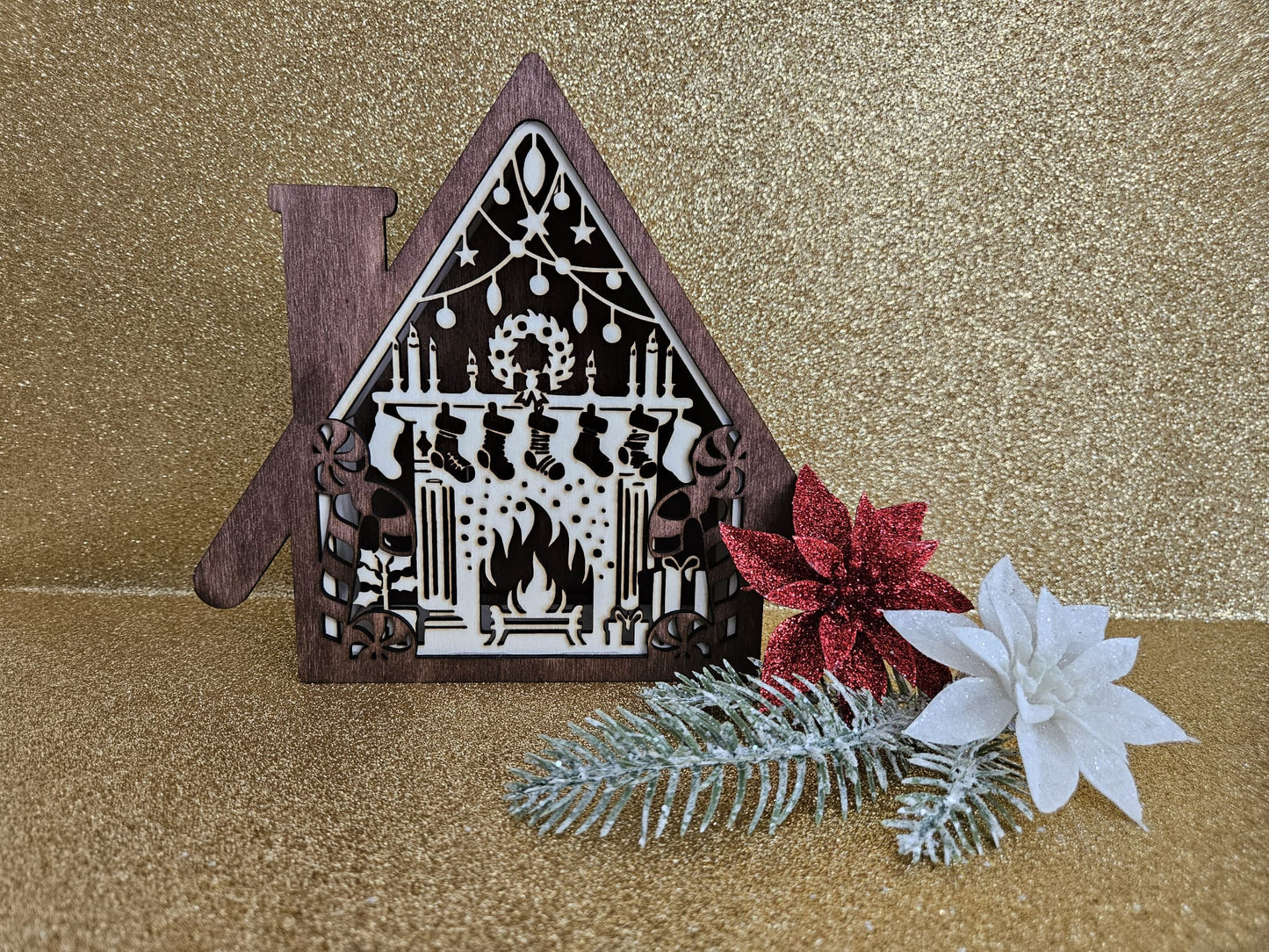 Weihnachtliches Kaminhaus aus gelasertem Sperrholz