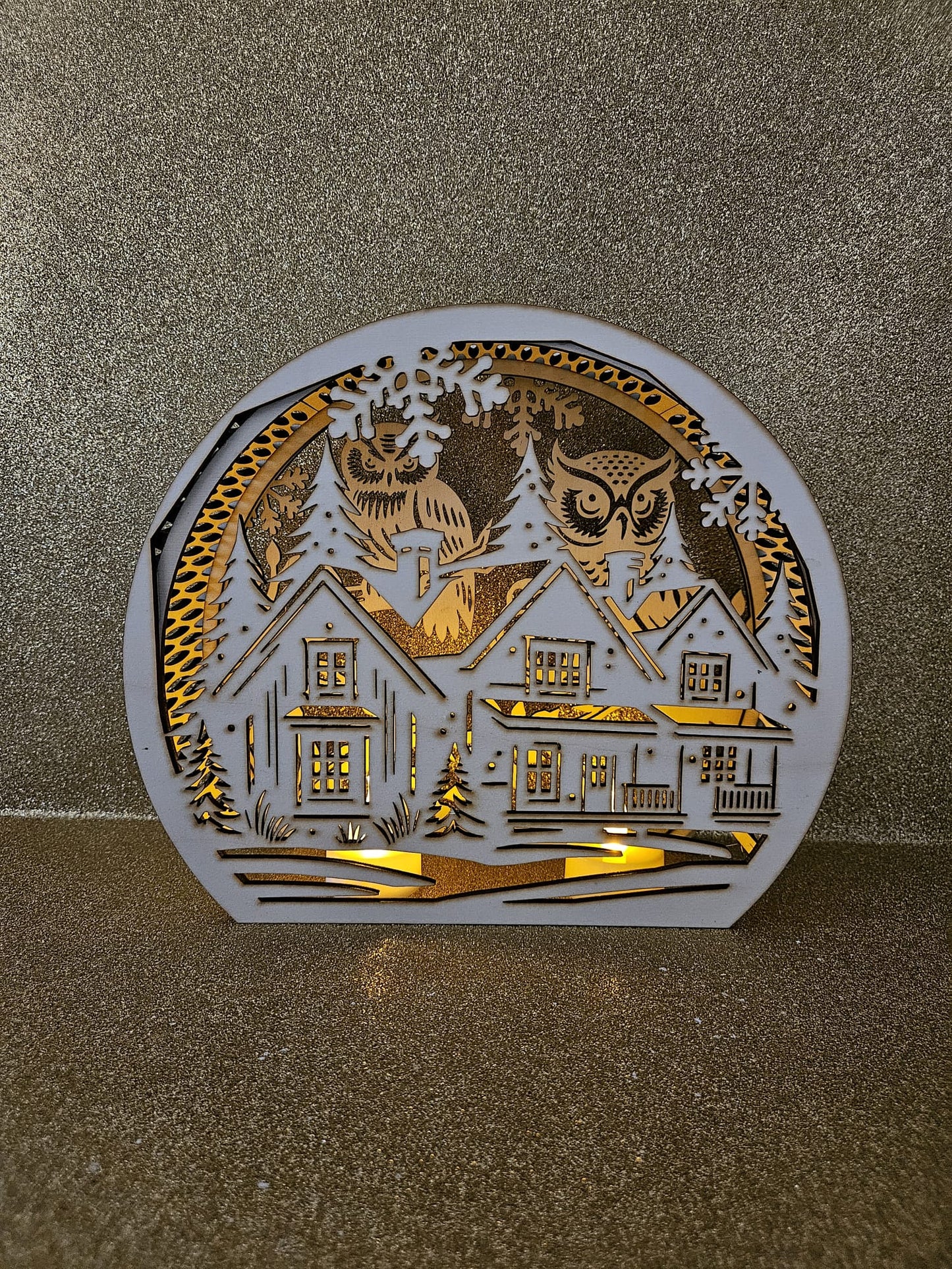 Winterliche Eulenszene aus gelasertem Sperrholz