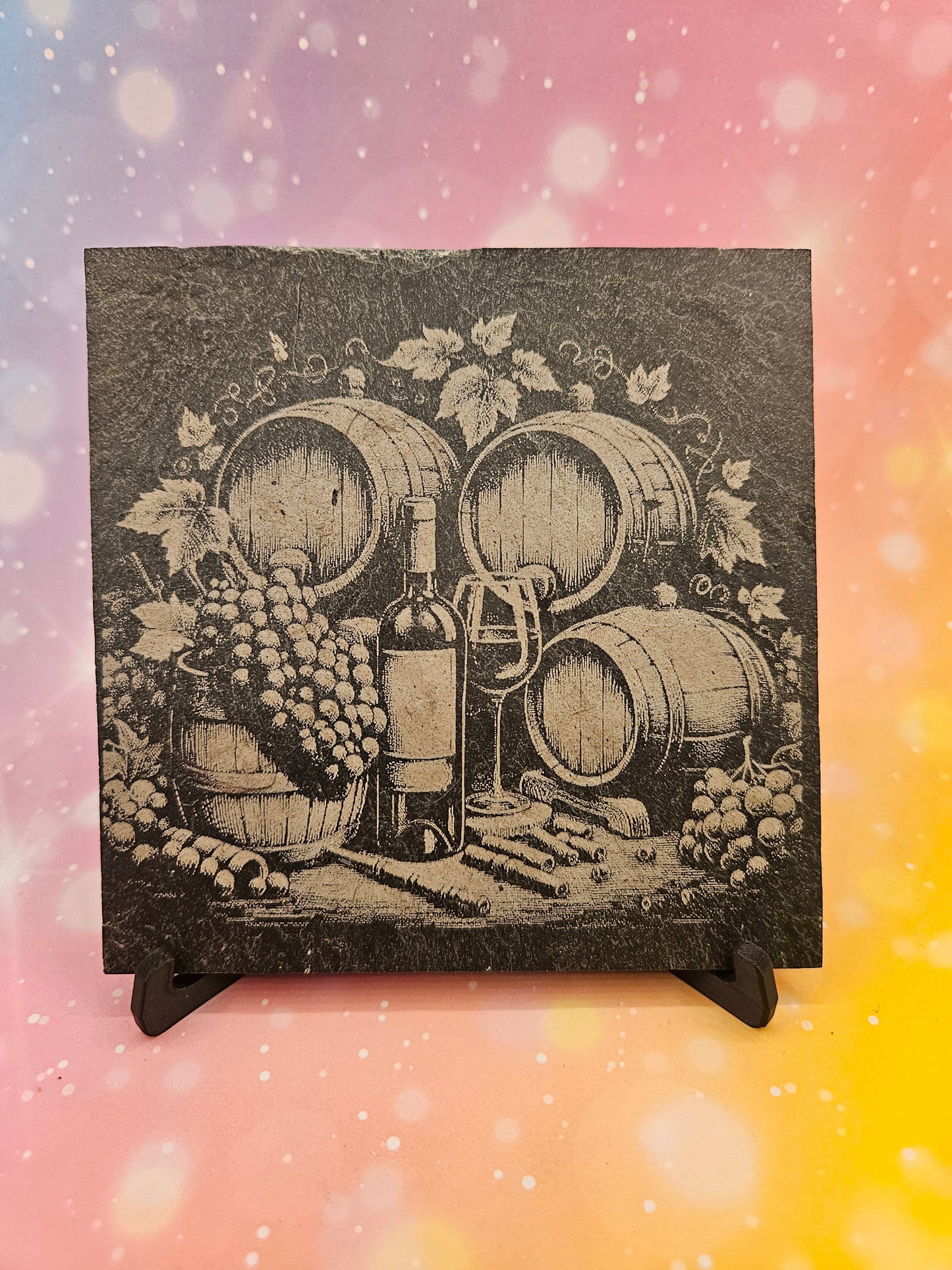 Lasergravierte Schieferplatte „Weinfässer & Trauben“ – edle Wein-Deko