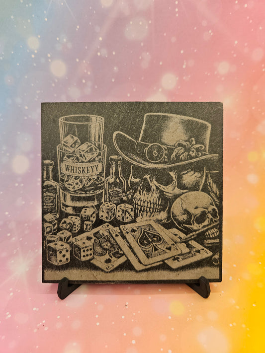Lasergravierte Schieferplatte „Whiskey & Poker“ – Rockiger Bar-Look
