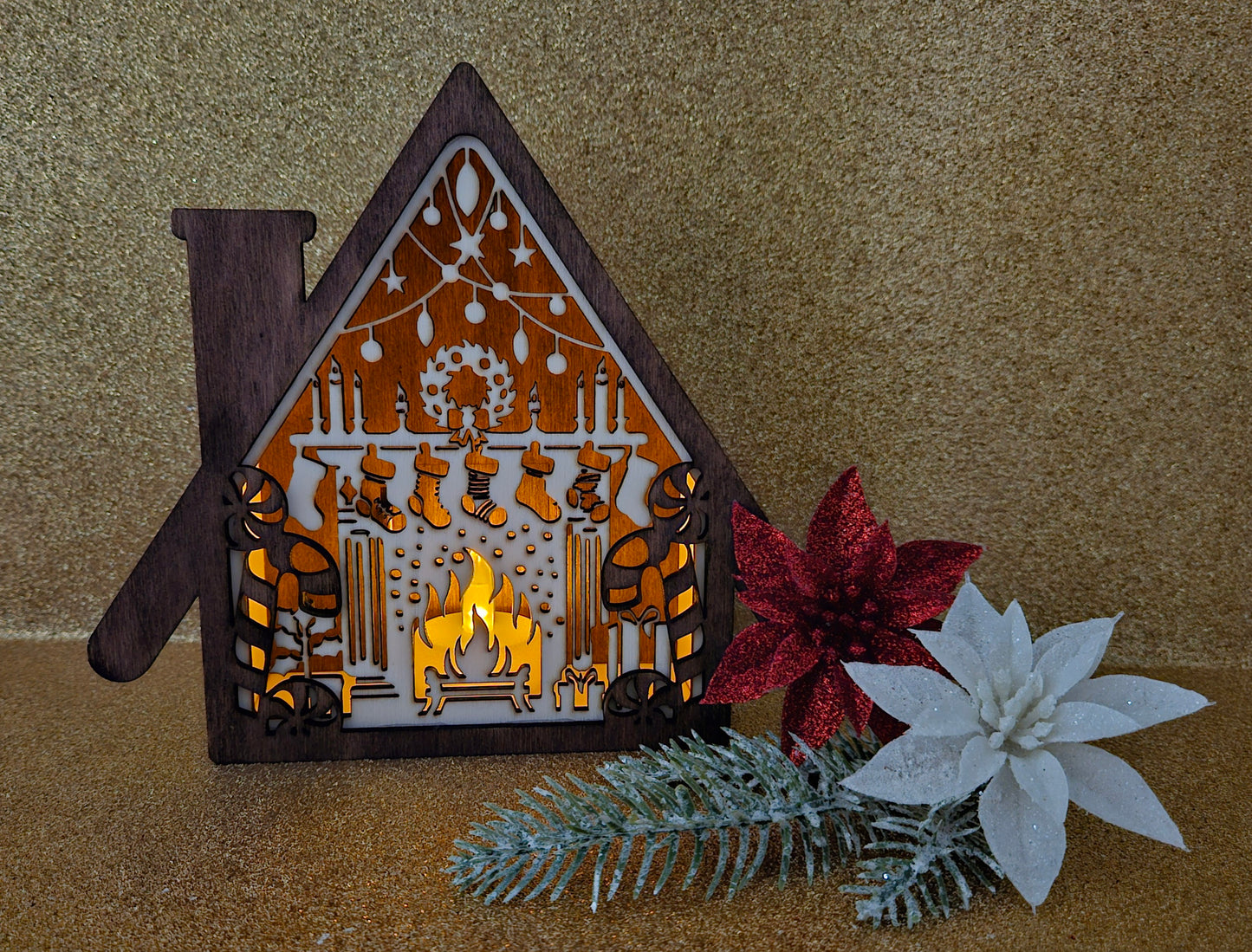 Weihnachtliches Kaminhaus aus gelasertem Sperrholz