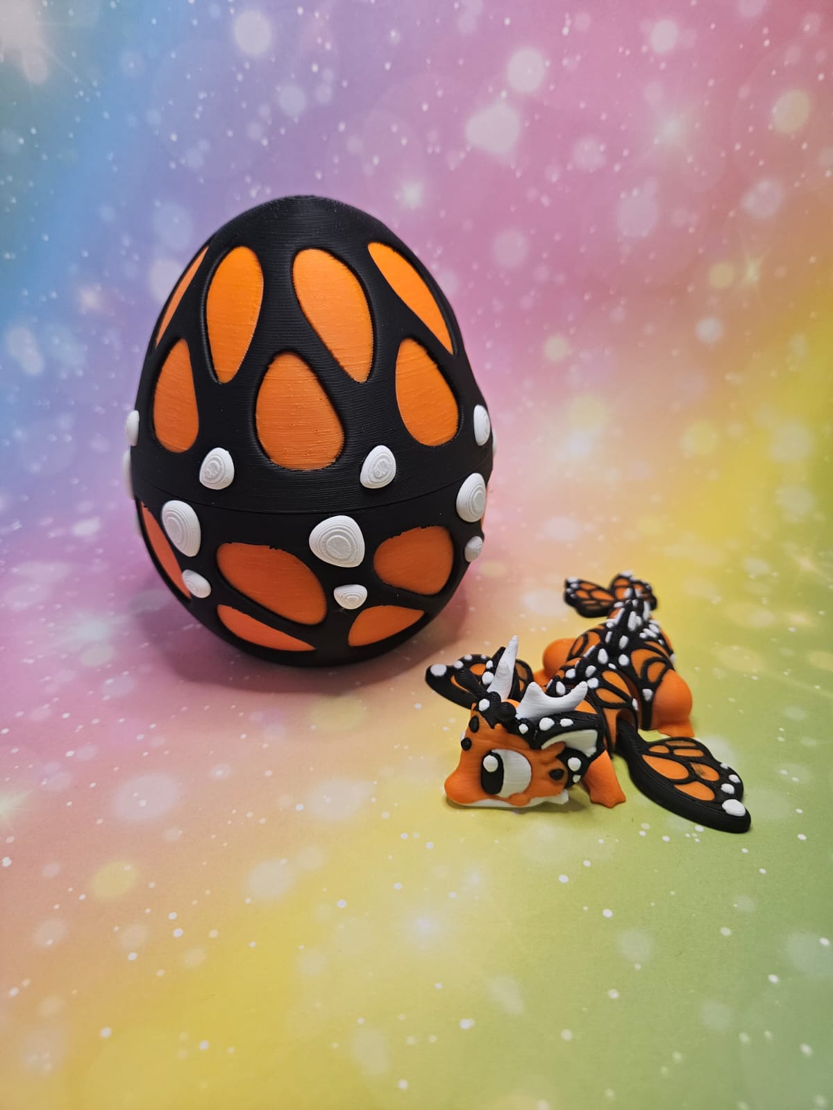 Schmetterlingsdrache mit Ei