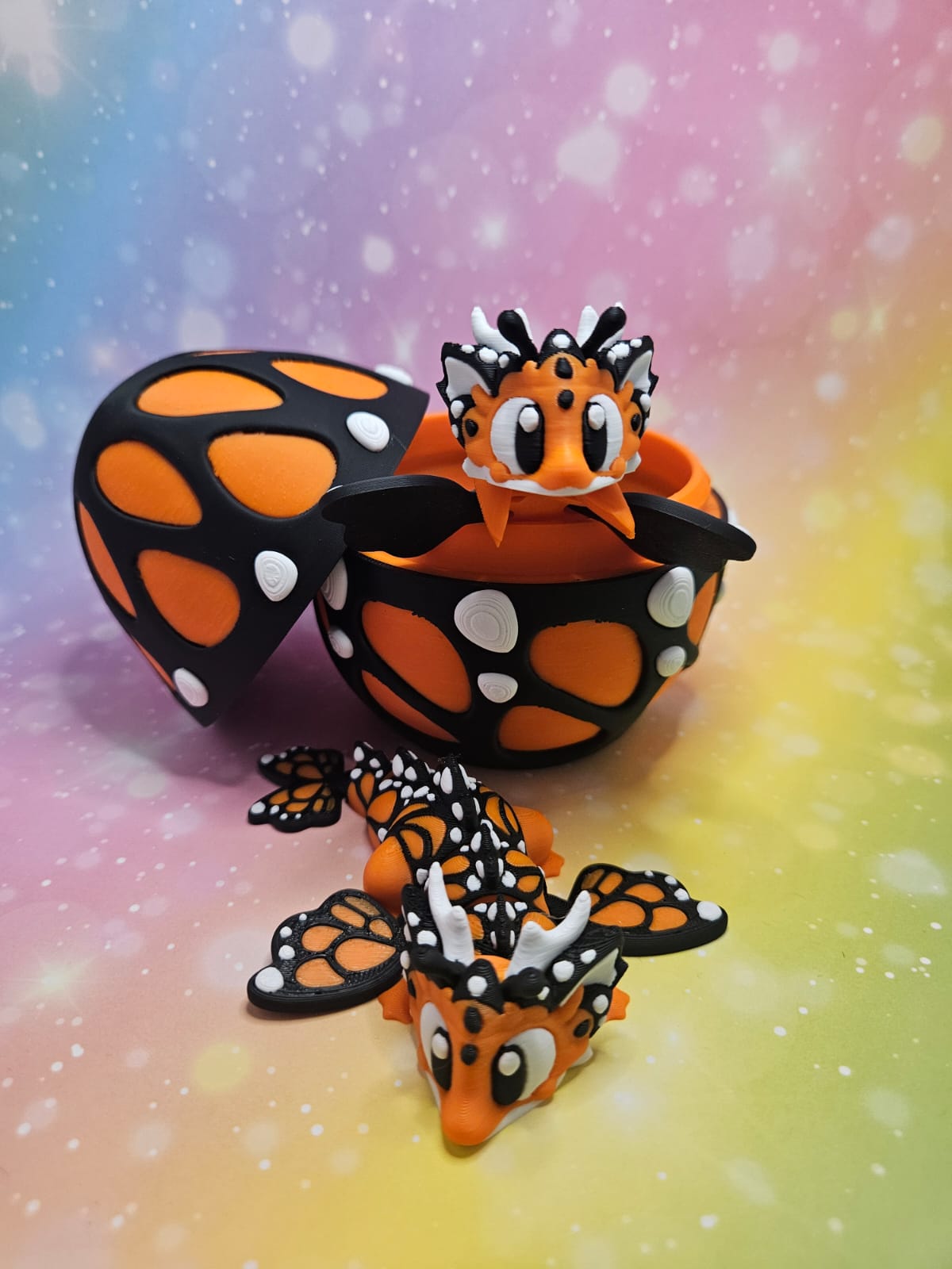 Schmetterlingsdrache mit Ei