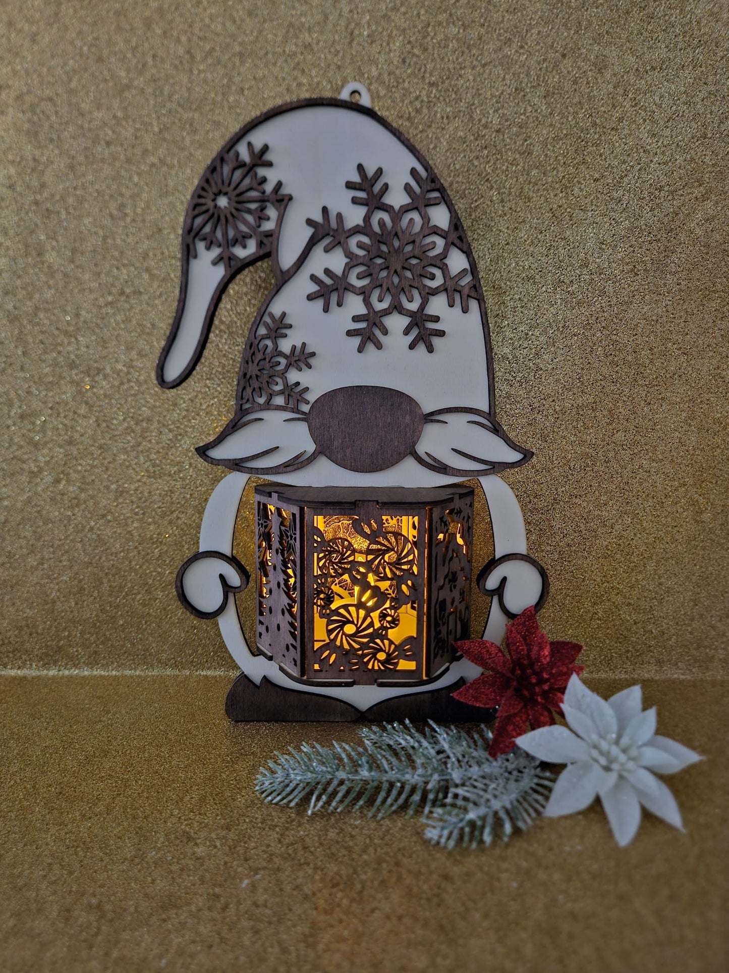 Wichtel-Laterne zum Aufhängen aus gelasertem Sperrholz